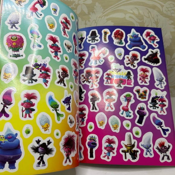 Trolls Dereamworks World Tour Tiny Dancers And Book - Picture 4 of 6